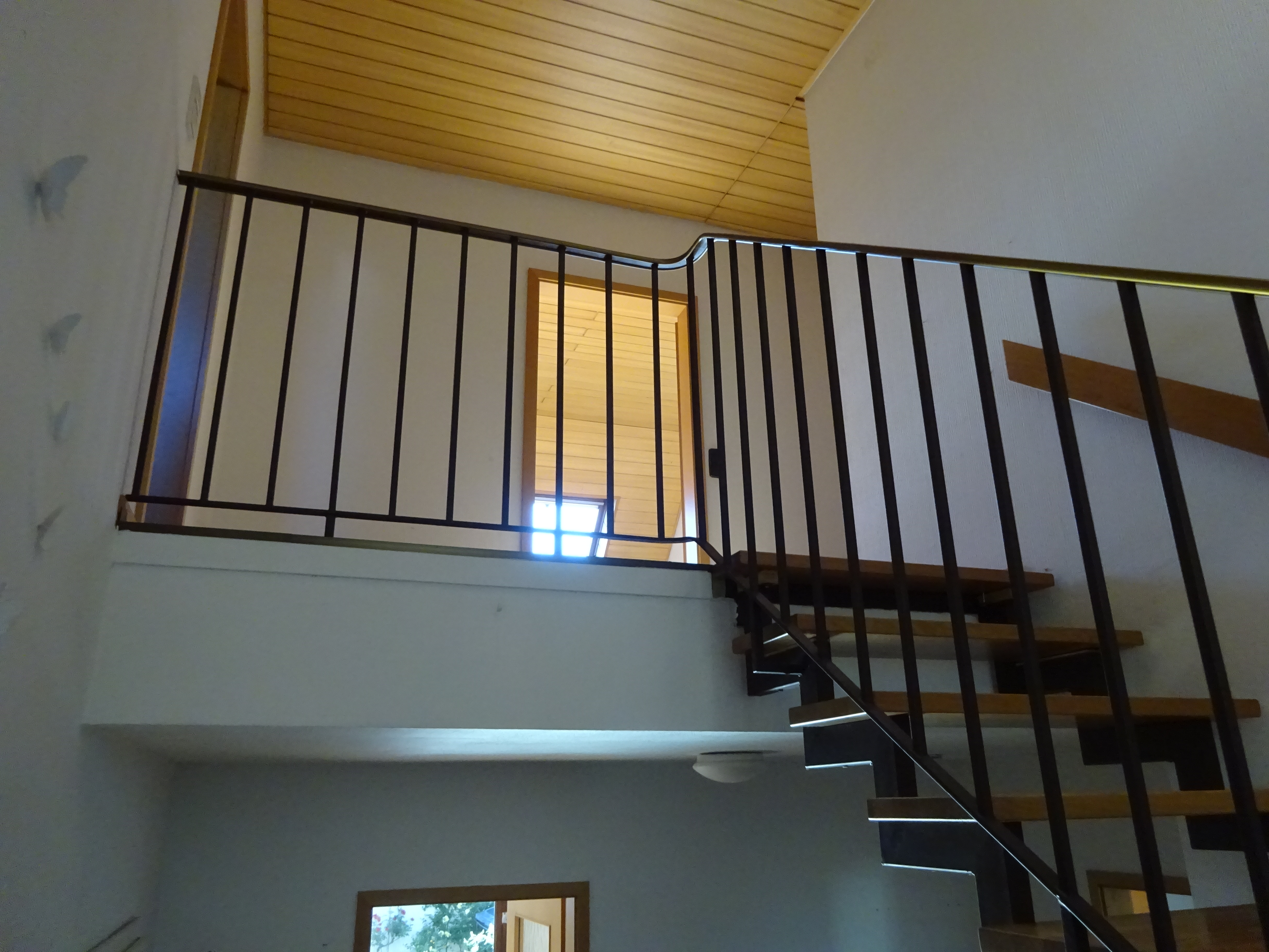 Krupp & Krupp Immobilien Telefon: 07221 9716844 
Email: info@krupp-immo.de