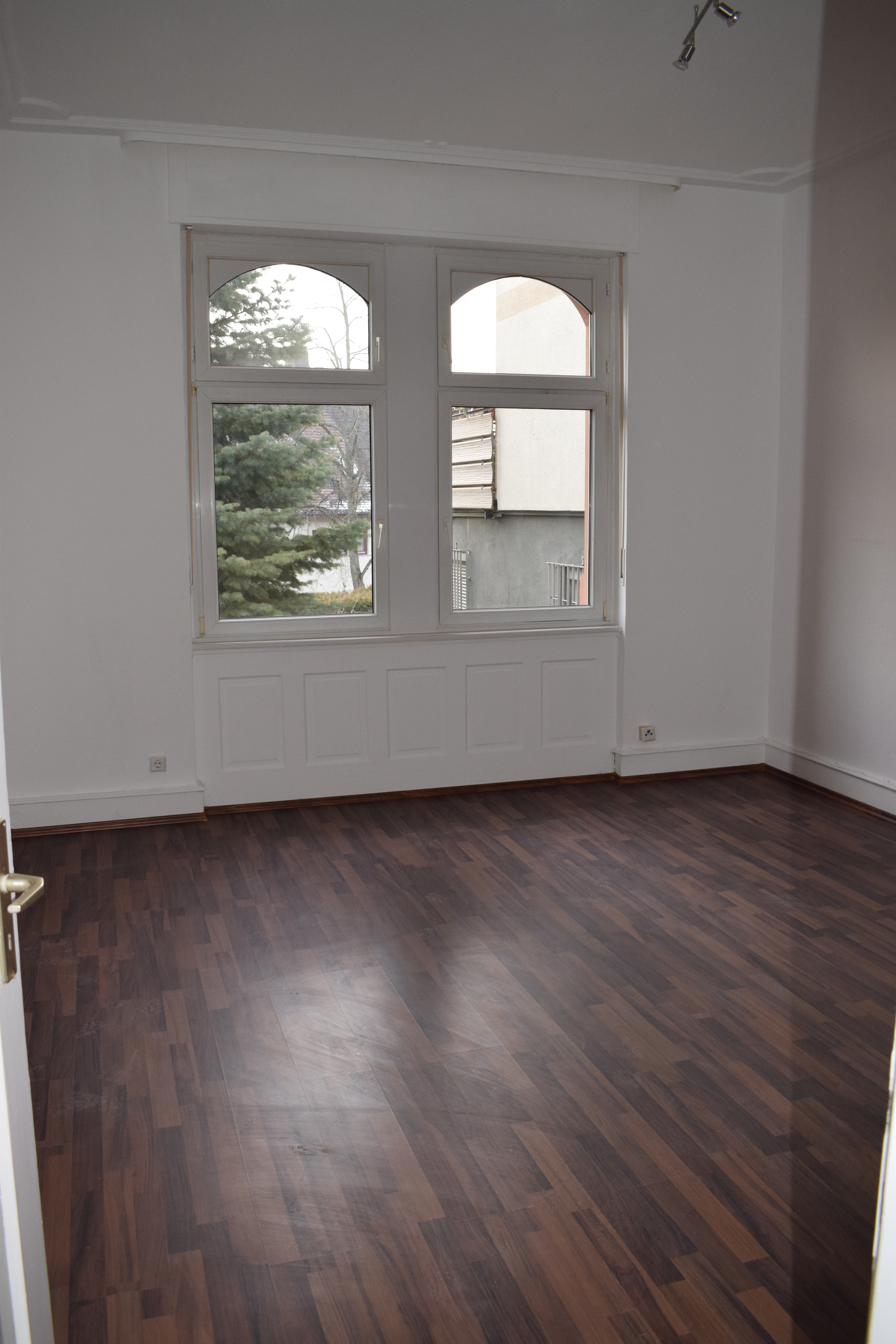 Krupp & Krupp Immobilien Telefon: 07221 9716844 
Email: info@krupp-immo.de