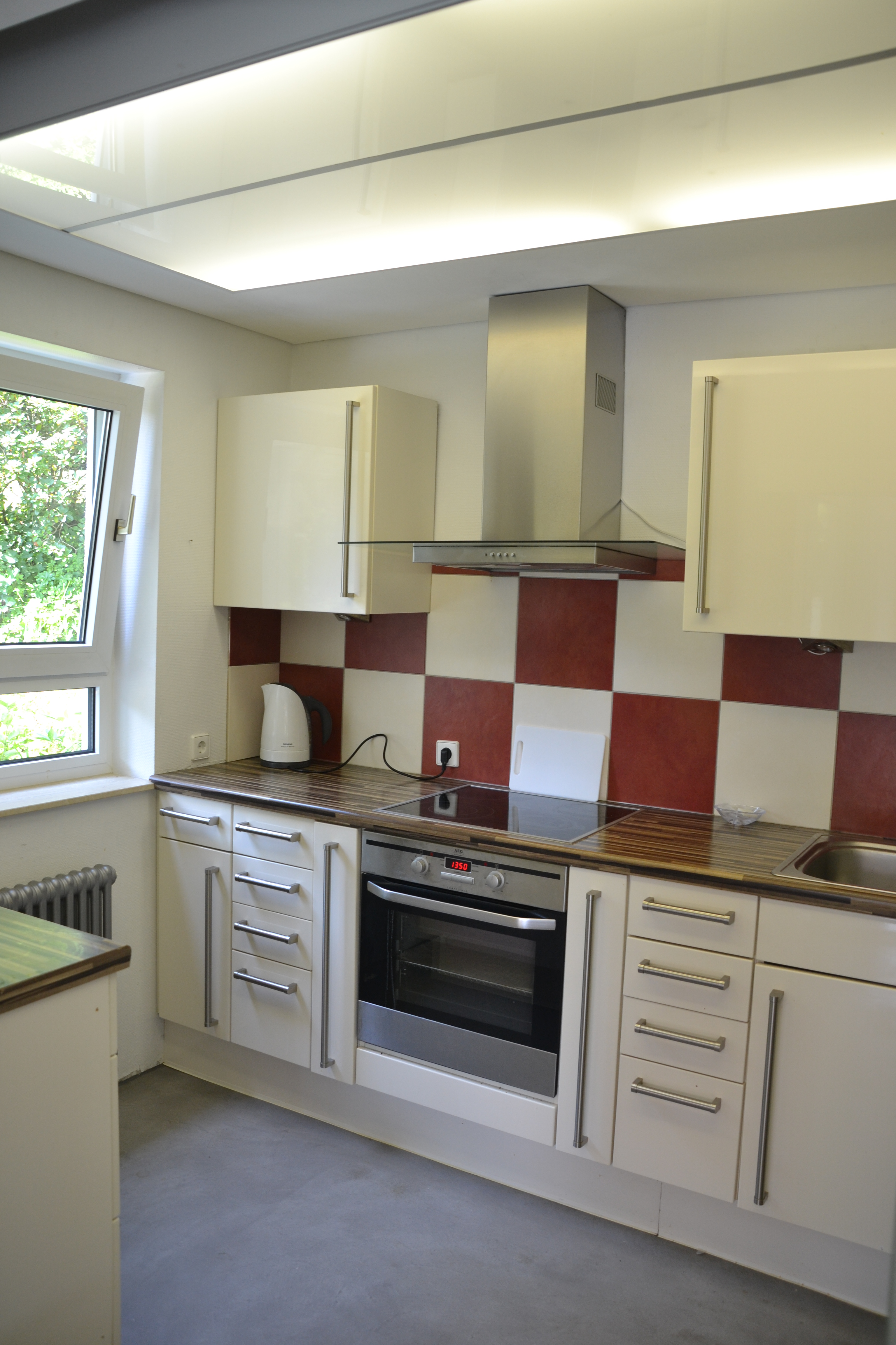 Krupp & Krupp Immobilien Telefon: 07221 9716844 
Email: info@krupp-immo.de