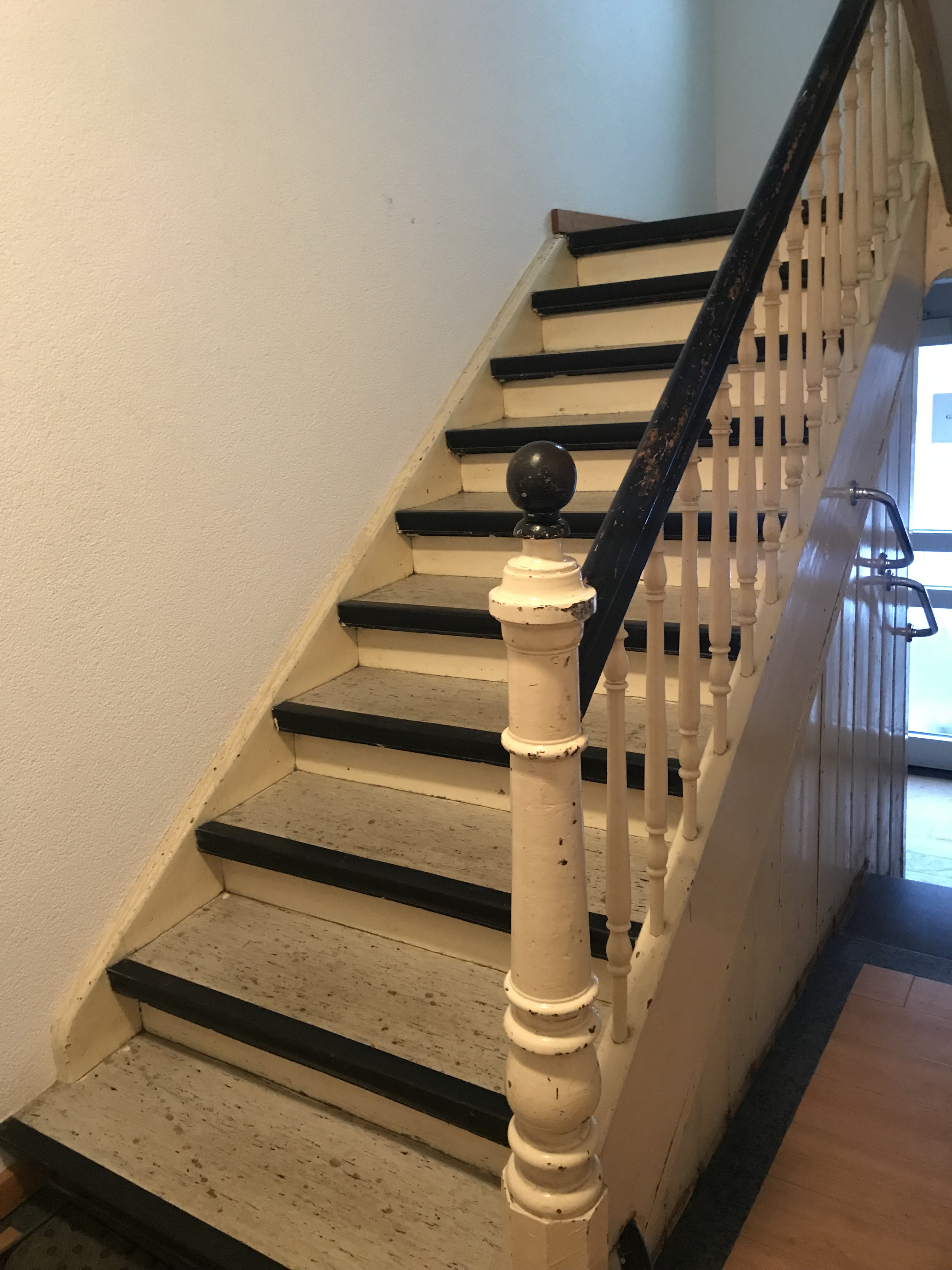 Krupp & Krupp Immobilien Telefon: 07221 9716844 
Email: info@krupp-immo.de