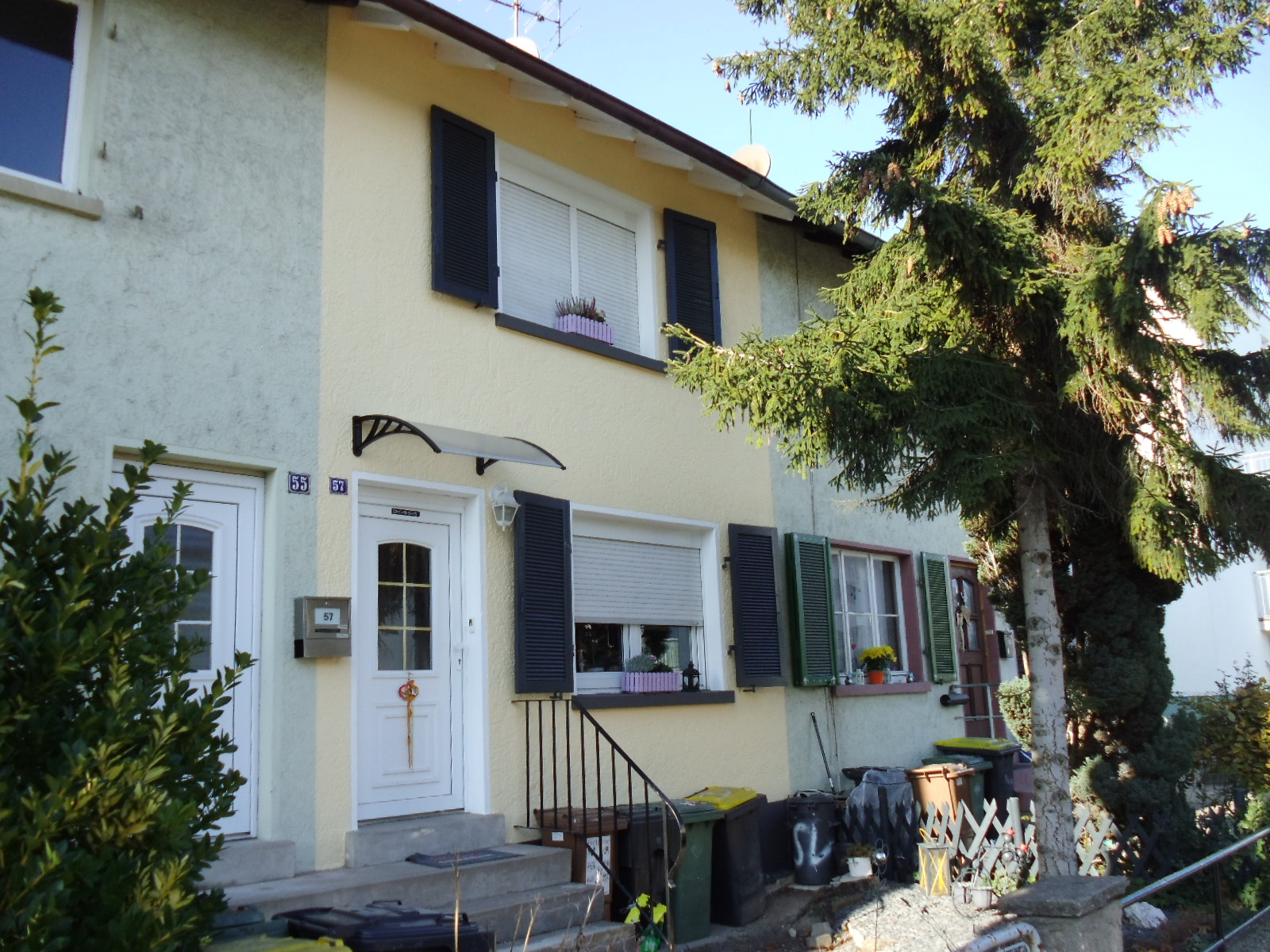 Krupp & Krupp Immobilien Telefon: 07221 9716844 
Email: info@krupp-immo.de